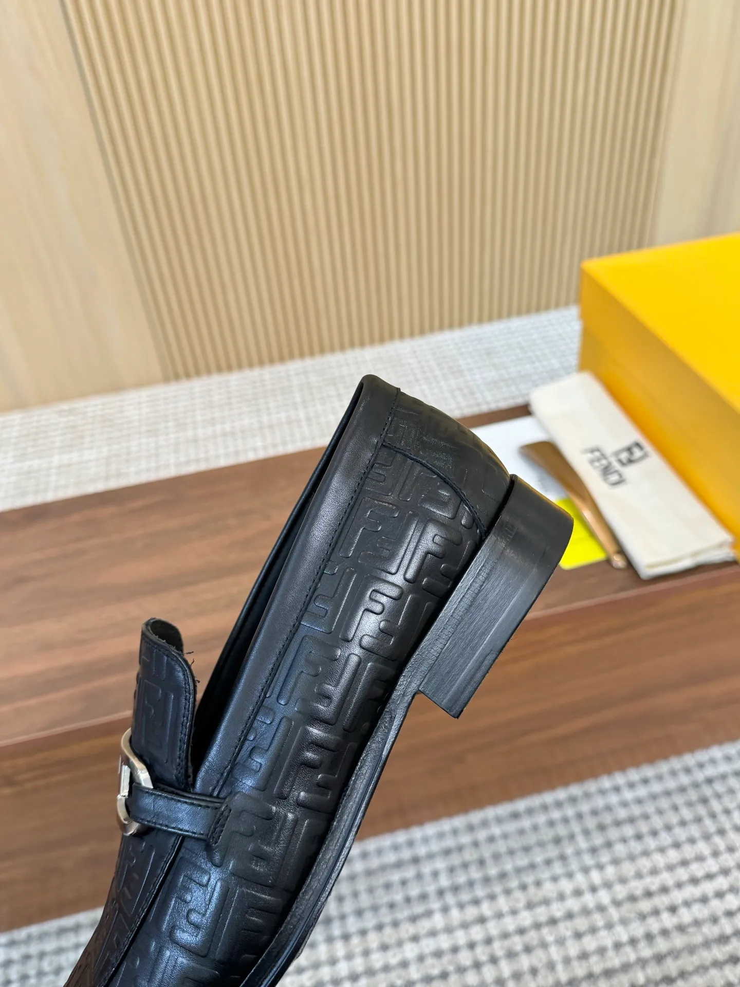 [FENDI] Top P: 980💰 ▪️Size: Men's 39-44. (Customized at 38.45.46) Fendi men's business casual leather shoes Imported brand cloth/calfskin/open edge beads/brand logo printing -Inside: Comfortable cowhide lining -Outsole: Genuine leather outsole with rubber backing embedded in the heel, perfect injection molding -Ultra-high quality control·Fine workmanship: highlighted (high-end·luxury·grade)